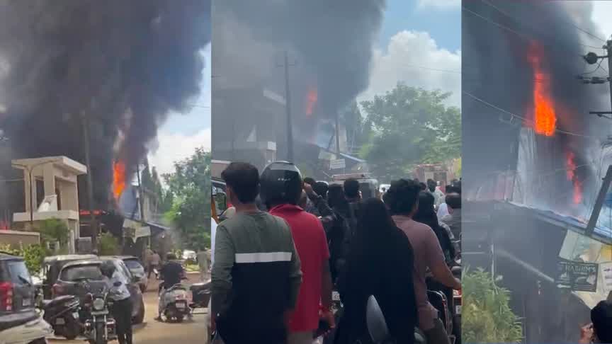 Fire in Bhatkal/ಭಟ್ಕಳದಲ್ಲಿ ಭಾರೀ ಬೆಂಕಿ ಅವಘಢ : ಕಾಲಕಿತ್ತು ಓಡಿದ ಜನ