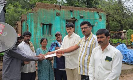 ಮನೆ ಕಳೆದುಕೊಂಡ ರಾಘವೇಂದ್ರ ನಾಯ್ಕರಿಗೆ ಅನಂತಮೂರ್ತಿ ಹೆಗಡೆ ಧನ ಸಹಾಯ