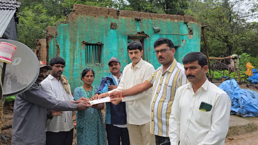 ಮನೆ ಕಳೆದುಕೊಂಡ ರಾಘವೇಂದ್ರ ನಾಯ್ಕರಿಗೆ ಅನಂತಮೂರ್ತಿ ಹೆಗಡೆ ಧನ ಸಹಾಯ