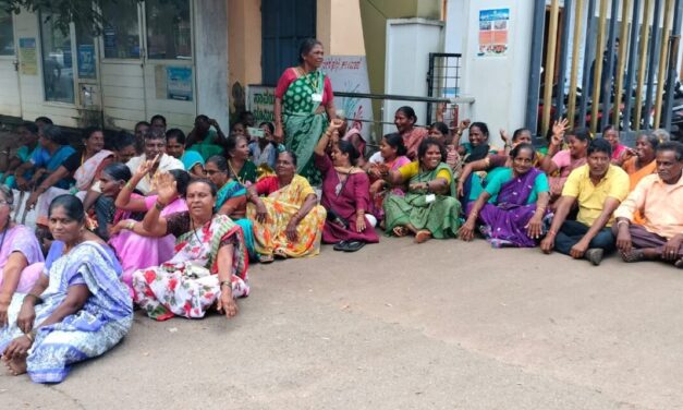 Karwar Street Vendors Protest Sudden Eviction, Demand Alternative Arrangements