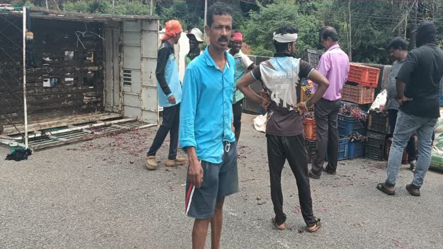 ತರಕಾರಿ ತುಂಬಿದ ಲಾರಿ ಪಲ್ಟಿ: ರಾಷ್ಟ್ರೀಯ ಹೆದ್ದಾರಿ 66ರಲ್ಲಿ ಘಟನೆ