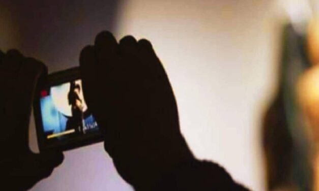 ದೈಹಿಕ ಶಿಕ್ಷಕನೋರ್ವನ ಮೊಬೈನಲ್ಲಿ 2ಸಾವಿರಕ್ಕೂ ಹೆಚ್ಚು ಅಶ್ಲೀಲ ವಿಡಿಯೋ