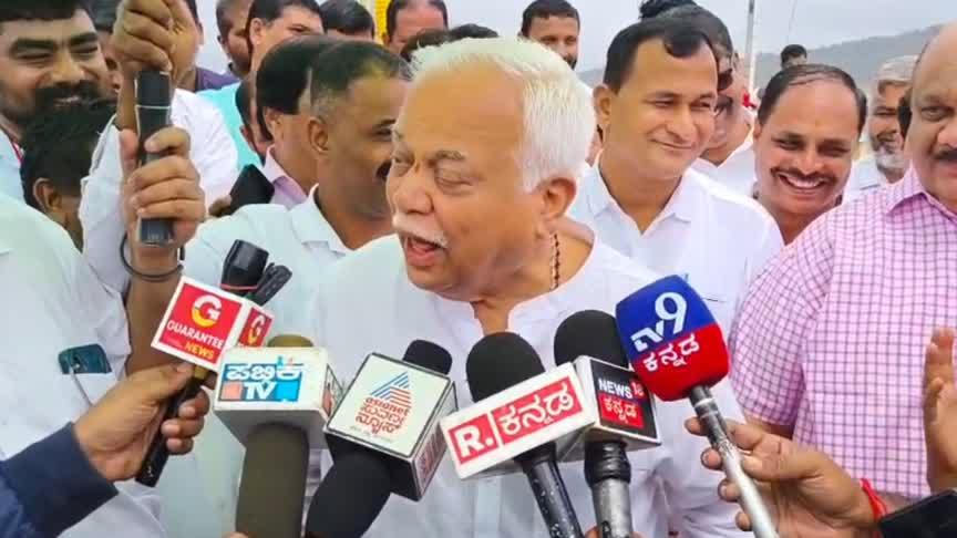ದೇಶಪಾಂಡೆ ಹೇಳಿಕೆ ವಿರುದ್ಧ ಎಲ್ಲೆಡೆ ಆಕ್ರೋಶ :  ರಾಜೀನಾಮೆಗೆ ತೀವ್ರ ಒತ್ತಾಯ