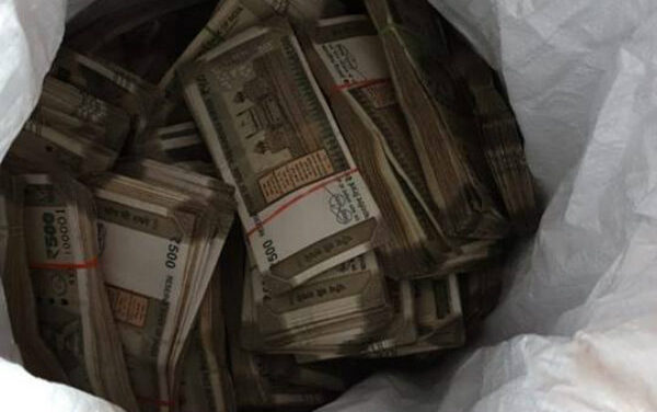 ಕಾರವಾರದಲ್ಲಿ ಕೋಟಿ ಕೋಟಿ ಹಣ ಪತ್ತೆ..!