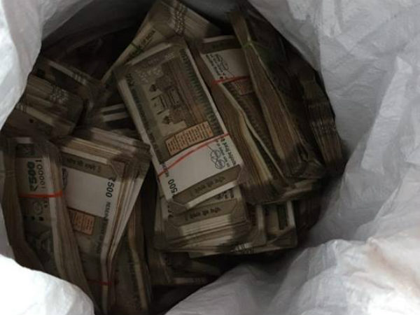 ಕಾರವಾರದಲ್ಲಿ ಕೋಟಿ ಕೋಟಿ ಹಣ ಪತ್ತೆ..!