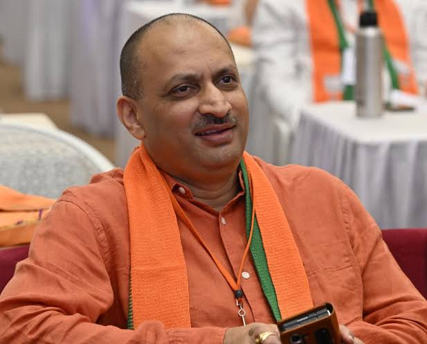 ರಾಜಕಾರಣ ದಿಂದ ದೂರ ಸರಿದ “ಅನಂತ” ಅಸಂಖ್ಯಾತ ಕಾರ್ಯಕರ್ತ ರನ್ನ ನಡು ನೀರಿನಲ್ಲಿ ಕೈ ಬಿಟ್ಟು ರಾಜಕೀಯ ಸನ್ಯಾಸ ಪಡೆದ “ಕಟ್ಟರ್ ಹಿಂದೂತ್ವವಾದಿ”…!!!