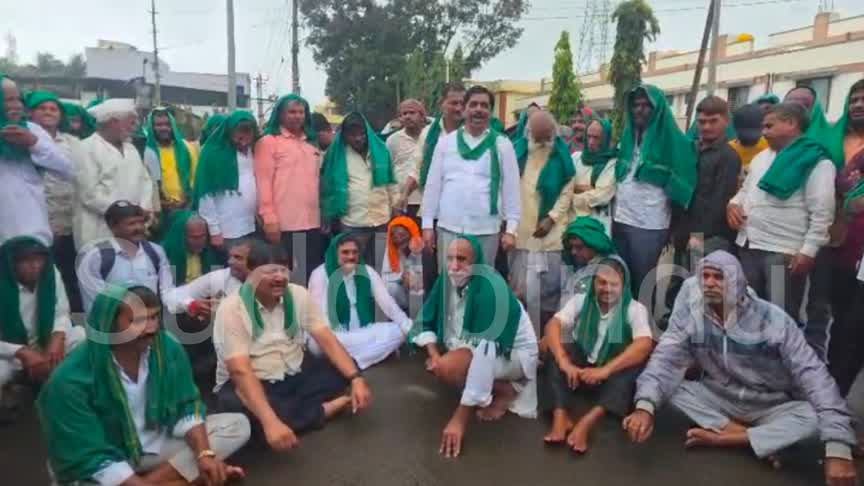 ಹಳಿಯಾಳದಲ್ಲಿ ಕಬ್ಬು ಬೆಳೆಗಾರರ ಬೃಹತ್ ಪ್ರತಿಭಟನೆ — ಹೆದ್ದಾರಿ ತಡೆದು ಆಕ್ರೋಶ