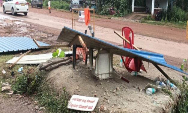 ಹಿರೇಗುತ್ತಿ ಪೊಲೀಸ್ ಚೆಕ್ ಪೊಸ್ಟ್ ಬಳಿ ಲಾರಿ ಪಲ್ಟಿ : ಕರ್ತವ್ಯದಲ್ಲಿದ್ದ ಸಿಬ್ಬಂದಿಗಳು ಪ್ರಾಣಾಪಾಯದಿಂದ ಪಾರು