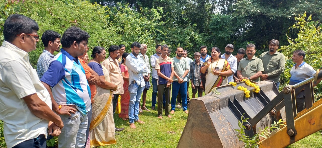 ಸ್ವಂತ ಹಣದಿಂದ ರುದ್ರಭೂಮಿ ನಿರ್ಮಾಣಕ್ಕೆ ಚಾಲನೆ ನೀಡಿದ ರೂಪಾಲಿ ನಾಯ್ಕ