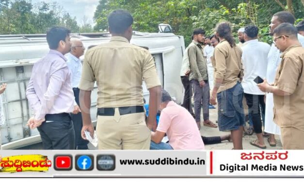 ಗೋವಾಕ್ಕೆ ತೆರಳುತ್ತಿದ್ದ ಪ್ರವಾಸಿಗರ ವಾಹನ ಪಲ್ಟಿ : ಚಾಲಕ ಗಂಭೀರ