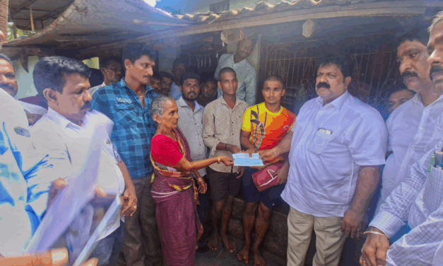 ಹರಿದು ಬಿದ್ದ ವಿದ್ಯುತ್ ತಂತಿ ಸ್ಪರ್ಶಿಸಿ ಸಾವನ್ನಪ್ಪಿದ ಕುಟುಂಬಕ್ಕೆ ಸಚಿವ ಮಂಕಾಳ್‌ ವೈದ್ಯರಿಂದ ಪರಿಹಾರ ವಿತರಣೆ