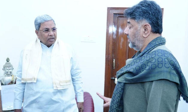 ಸಿಎಂ-ಡಿಸಿಎಂ ಮಾತುಕತೆ ಆರಂಭ : ಬ್ರೇಕ್ ಫಾಸ್ಟ್‌ ವೇಳೆ ನಗುಬೀರಿದ ಡಿಕೆಸಿ