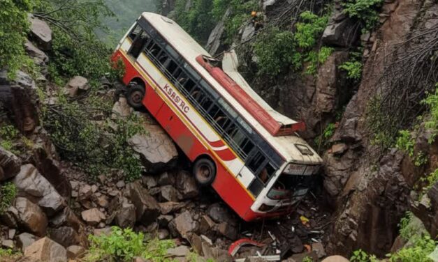 ಹೊನ್ನಾವರದ ಸೂಳೆಮೂರ್ಕಿ ಬಳಿ ಬಸ್ ಕಾರು ನಡುವೆ ಭೀಕರ ಅಪಘಾತ : ಓರ್ವ ಸಾವು ಹತ್ತಕ್ಕೂ ಹೆಚ್ಚು ಮಂದಿ ಗಂಭೀರ