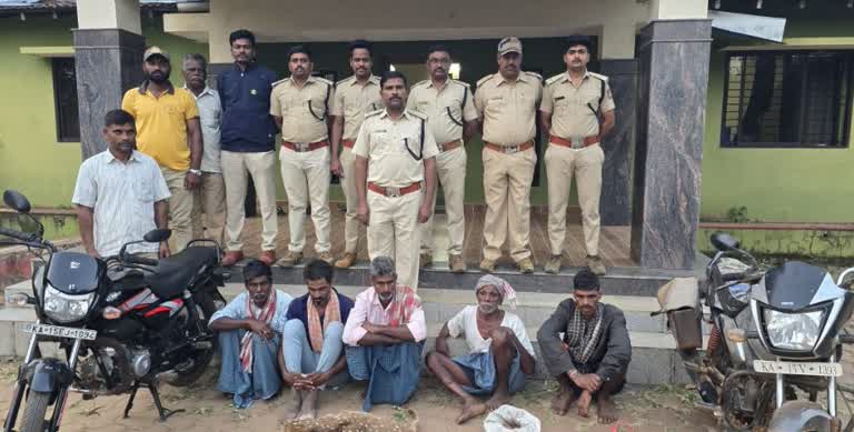 ಜಿಂಕೆ ಚರ್ಮ, ಕಾಡುಹಂದಿ ಮಾಂಸ ಸಾಗಿಸುತ್ತಿದ್ದ ಐವರ ಬಂಧನ