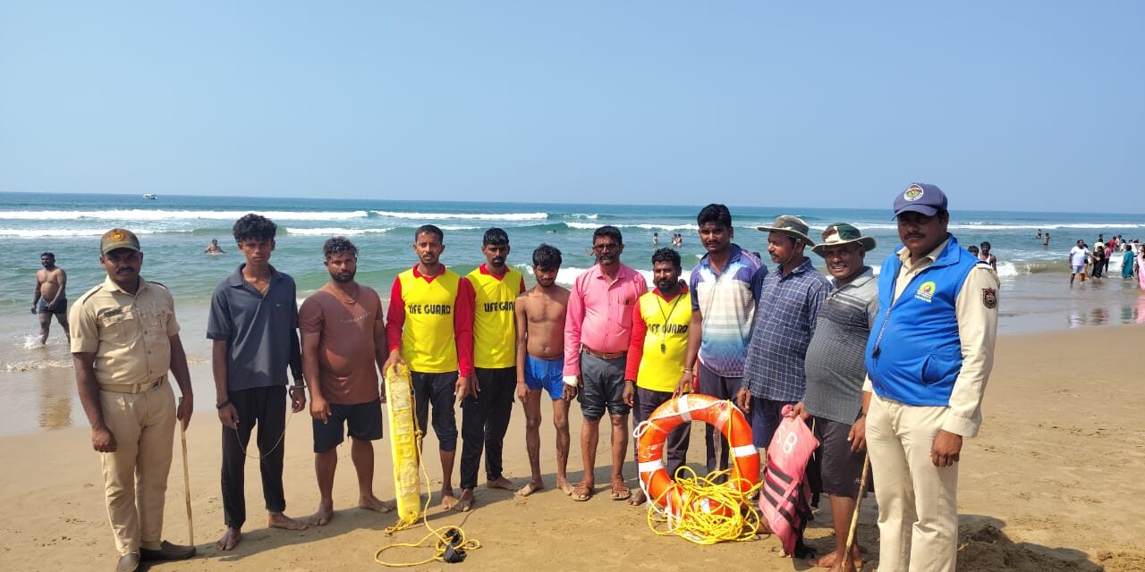 ಗೋಕರ್ಣ ಕಡಲ ತೀರದಲ್ಲಿ ಪ್ರವಾಸಿಗನ ಜೀವ ಉಳಿಸಿದ ಜೀವ ರಕ್ಷಕರು
