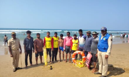 ಗೋಕರ್ಣ ಕಡಲ ತೀರದಲ್ಲಿ ಪ್ರವಾಸಿಗನ ಜೀವ ಉಳಿಸಿದ ಜೀವ ರಕ್ಷಕರು