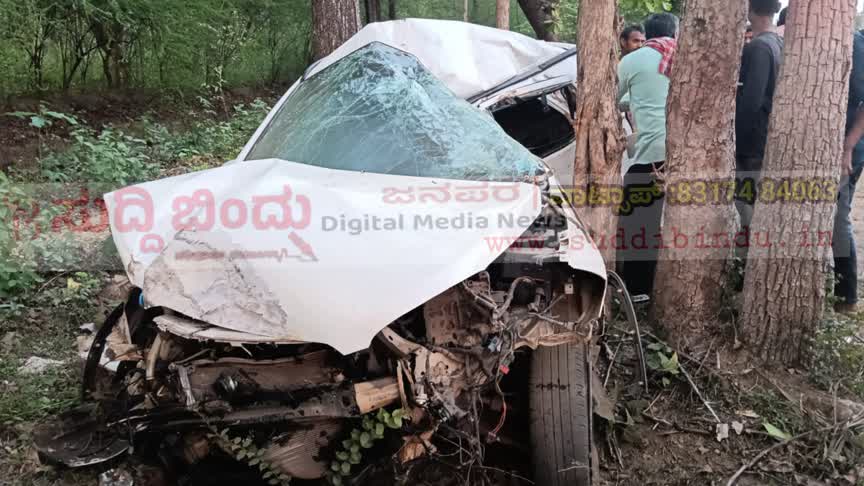 Accident News /ಭೀಕರ ರಸ್ತೆ ಅಪಘಾತ : ನಿಯಂತ್ರಣ ತಪ್ಪಿದ ಕಾರು ಮರಕ್ಕೆ ಡಿಕ್ಕಿ – ಇಬ್ಬರು ಸ್ಥಳದಲ್ಲೇ ಸಾವು