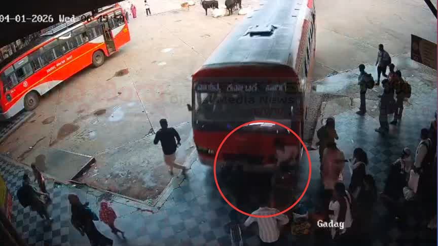 ಕಾರಿಡಾರ್‌ಗೆ ನುಗ್ಗಿದ ಬಸ್ :  2 ವರ್ಷದ ಮಗು ಸಾವು ಮಹಿಳೆ ಗಂಭೀರ