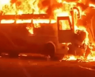 ಖಾಸಗಿ ಬಸ್‌‌ಗೆ ಕಾರು  ಡಿಕ್ಕಿ :  7 ಮಂದಿ ಸಜೀವ ದಹನ