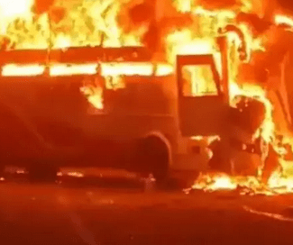 ಖಾಸಗಿ ಬಸ್‌‌ಗೆ ಕಾರು  ಡಿಕ್ಕಿ :  7 ಮಂದಿ ಸಜೀವ ದಹನ