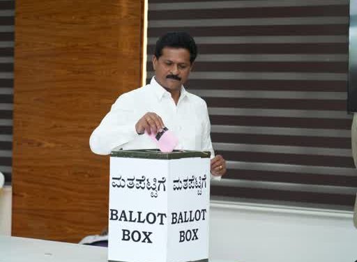 ವಿಧಾನ ಪರಿಷತ್ ಚುನಾವಣೆ: ಮತ ಚಲಾಯಿಸಿದ ಶಾಸಕ ಭೀಮಣ್ಣ ನಾಯ್ಕ; ಐದೂ ಸ್ಥಾನಗಳಲ್ಲಿ ಗೆಲುವಿನ ವಿಶ್ವಾಸ