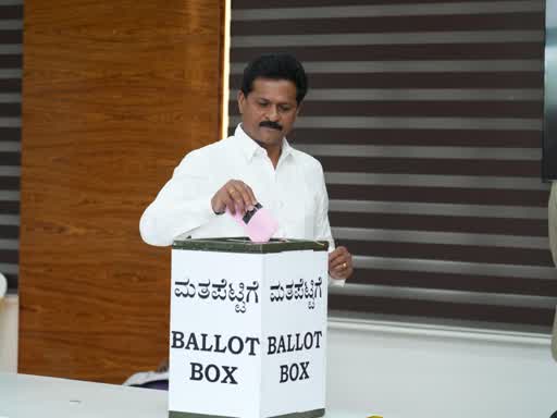ವಿಧಾನ ಪರಿಷತ್ ಚುನಾವಣೆ: ಮತ ಚಲಾಯಿಸಿದ ಶಾಸಕ ಭೀಮಣ್ಣ ನಾಯ್ಕ; ಐದೂ ಸ್ಥಾನಗಳಲ್ಲಿ ಗೆಲುವಿನ ವಿಶ್ವಾಸ