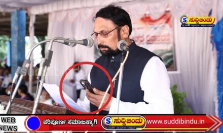 ಸ್ವಾತಂತ್ರ್ಯೋತ್ಸವದಲ್ಲಿ ಭಾಷಣಕ್ಕೆ ಕತ್ತಲು! ಮೊಬೈಲ್ ಟಾರ್ಚ್ ಹಿಡಿದು ಸಚಿವ ಸವದಿ ಭಾಷಣ