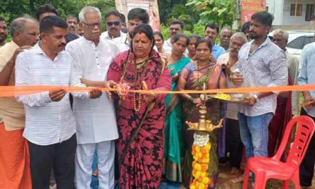 ಸರ್ವೇಶ್ವರ ದೇವಾಲಯದ ಹೆಬ್ಬಾಗಿಲು ಉದ್ಘಾಟಿಸಿದ ರೂಪಾಲಿ ನಾಯ್ಕ