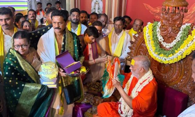 ಗುರುಸನ್ನಿಧಿಯಲ್ಲಿ ಭೀಮಣ್ಣ ನಾಯ್ಕ ದಂಪತಿ; ಕ್ಷೇತ್ರದ ಜನರಿಗಾಗಿ ಸಲ್ಲಿಸಿದ ವಿಶೇಷ ಪ್ರಾರ್ಥನೆ