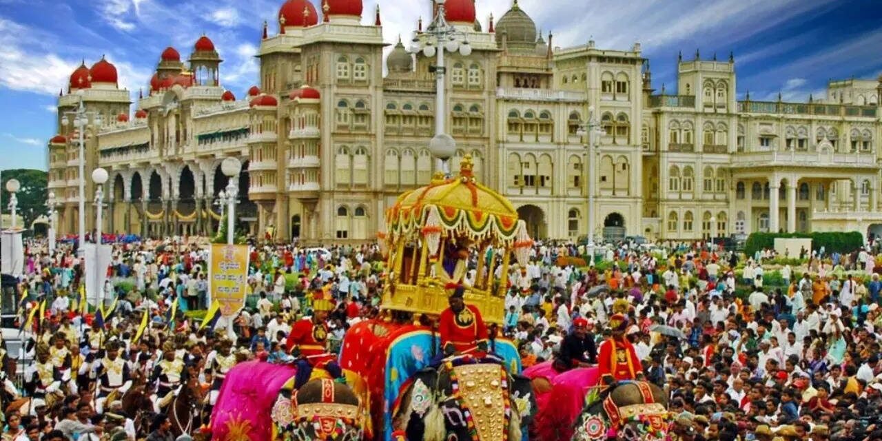 ಮೈಸೂರು ದಸರಾ : ಚಾಮುಂಡಿ ಬೆಟ್ಟದಲ್ಲಿ ಭರ್ಜರಿ ಸಿದ್ಧತೆ, ಅರಮನೆಯಲ್ಲಿ ಖಾಸಗಿ ದರ್ಬಾರ್