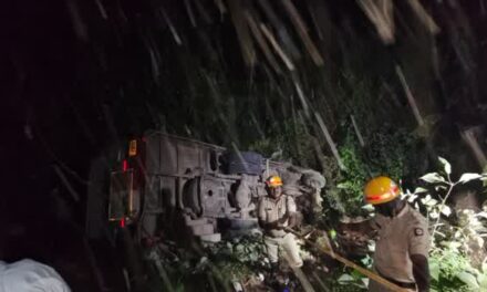 ಮತ್ತೊಂದು ಬಸ್ ಅಪಘಾತ :  ಮೂವರು ಗಂಭೀರ, 10ಕ್ಕೂ ಹೆಚ್ಚು ಪ್ರಯಾಣಿಕರಿಗೆ ಗಾಯ