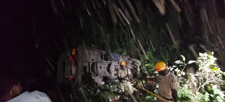 ಮತ್ತೊಂದು ಬಸ್ ಅಪಘಾತ :  ಮೂವರು ಗಂಭೀರ, 10ಕ್ಕೂ ಹೆಚ್ಚು ಪ್ರಯಾಣಿಕರಿಗೆ ಗಾಯ